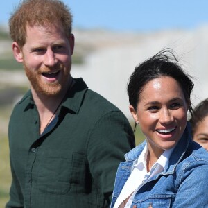 Meghan Markle e Harry dão beijo e exibem passos de dança em viagem pela África nesta terça-feira, dia 24 de setembro de 2019
