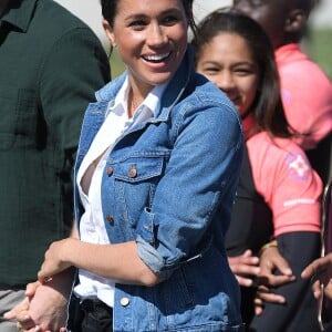 Meghan Markle aposta em look básico com camisa, calça jeans e casaco básico em viagem pela África nesta terça-feira, dia 24 de setembro de 2019