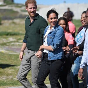 Meghan Markle e Harry meditaram e dançaram em 2º dia de viagem pela África nesta terça-feira, dia 24 de setembro de 2019