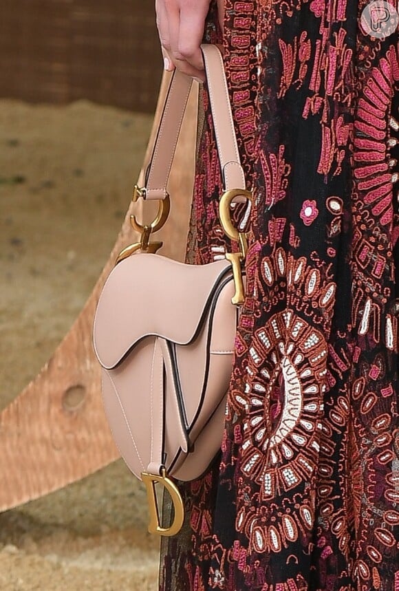 Bruna Marquezine apostou em bolsa com formto icônico da Dior para desfile