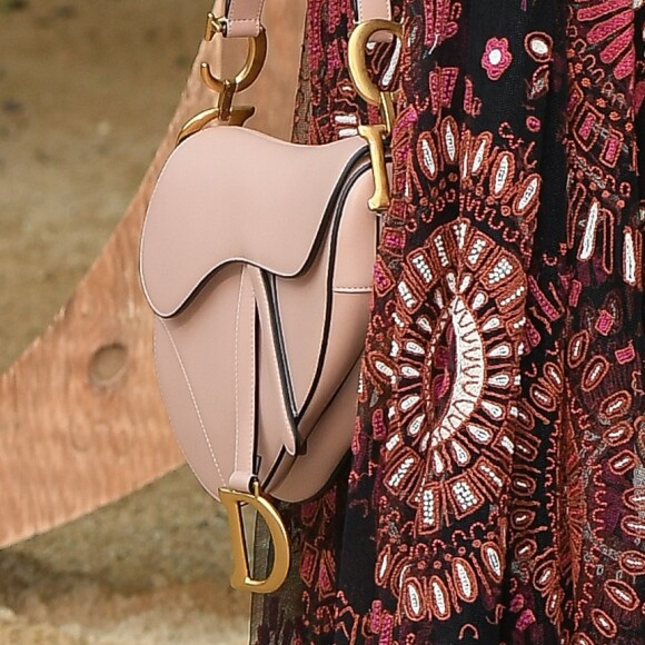 Bruna Marquezine apostou em bolsa com formto icônico da Dior para desfile