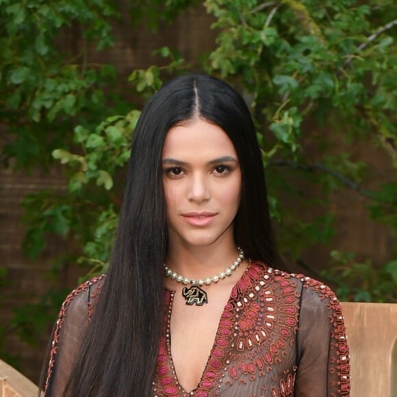 Bruna Marquezine usou vestido fluído Dior, primavera/verão 2020, para assistir desfile da marca francesa