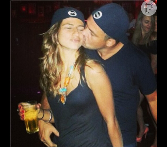 Paula Morais ganha beijo de Ronaldo enquanto curte noite no Royal Club, em São Paulo e posta foto em seu Instagram, em 21 de fevereiro de 2013