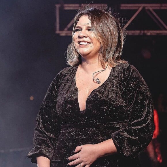 Marília Mendonça já está com a barriga de gravidez evidente em seus looks