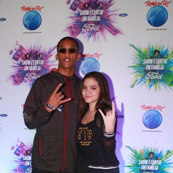 Mel Maia e João Pedro exibiram a aliança de compromisso em foto no Rock in Rio