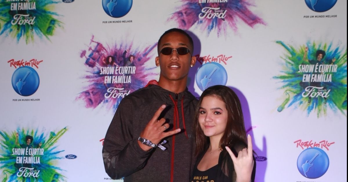 Mel Maia e João Pedro exibiram a aliança de compromisso em foto no Rock