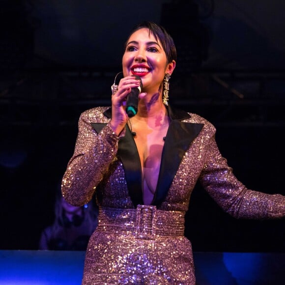 Macacão dourado e decote marcante: atriz Jackie Cruz apostou em peça com tom metalizado para evento no Rio de Janeiro