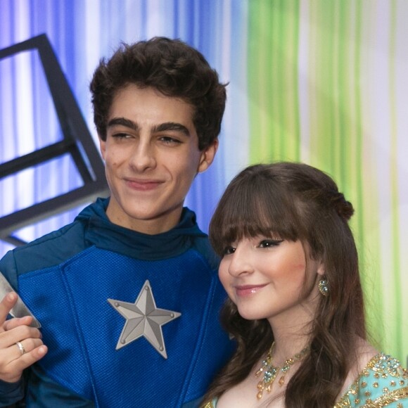 Sophia Valverde ganhou joia do namorado, Lucas Burgatti, ao completar 14 anos