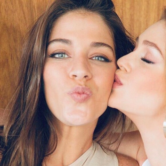 Marina Ruy Barbosa prestigiou Luma Costa em sessão de fotos após cortar cabelo, nesta segunda-feira, 30 de setembro de 2019