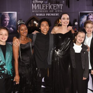 Angelina Jolie levou os filhos Knox Leon, Zahara Marley, Pax Thien, Shiloh Nouvel e Vivienne Marcheline Jolie-Pitti a lançamento de Malévola