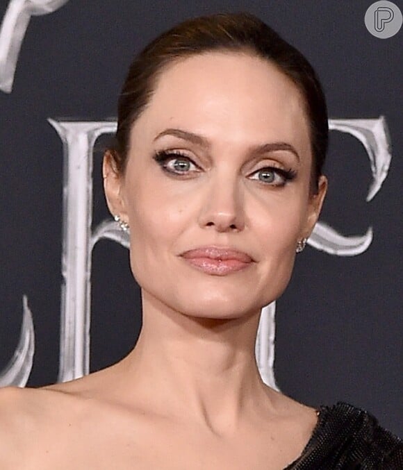 Angelina Jolie apostou em maquiagem leve, com olhos delineados