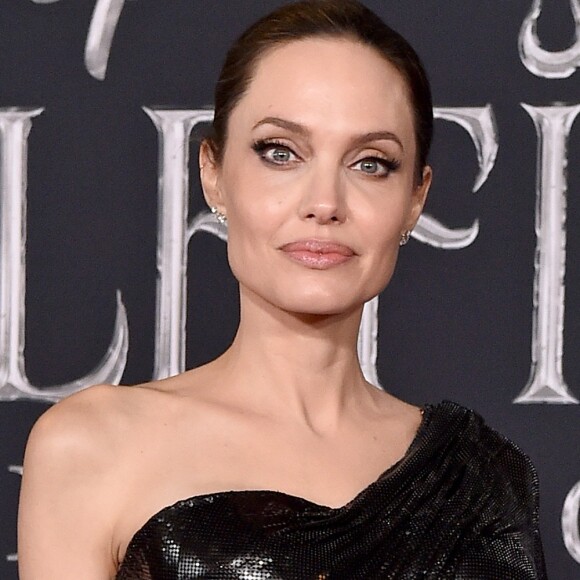 'Ela gosta de ser vestir como menino, ela quer ser menino, então tivemos que cortar seu cabelo. Ela pensa que é como um de seus irmãos', explicou Angelina Jolie