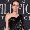 Angelina Jolie aposta em vestido drapeado assimétrico para lançar filme 'Malévola'
