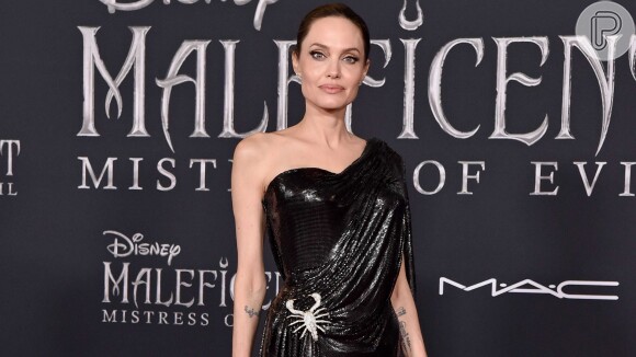 Angelina Jolie aposta em vestido drapeado assimétrico para lançar filme 'Malévola'