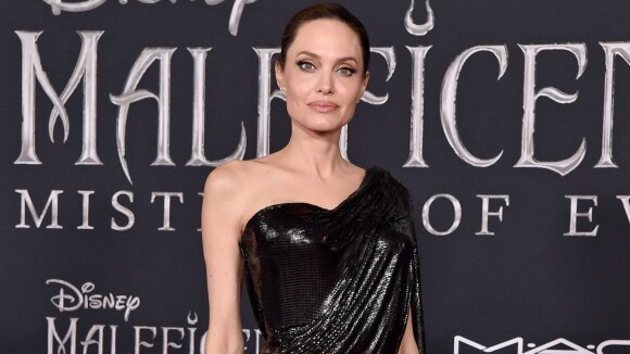 Drapeado e um ombro só: Angelina Jolie usa look sob medida ao lançar 'Malévola'