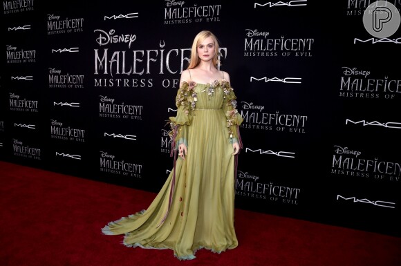 Elle Faning, a Princesa Aurora, apostou em um vestido verde com pegada romântica para a premiere