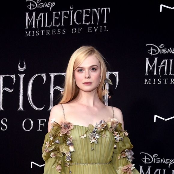 Elle Faning, a Princesa Aurora, apostou em um vestido verde com pegada romântica para a premiere