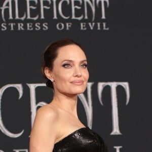 Durante a premiere, Angelina Jolie conversou com fãs. 'O amor mais real te empurra mais longe. Eu acho que o amor faz isso e acho que para Malévola a surpresa é que ela não sabe que isso existe dentro dela'