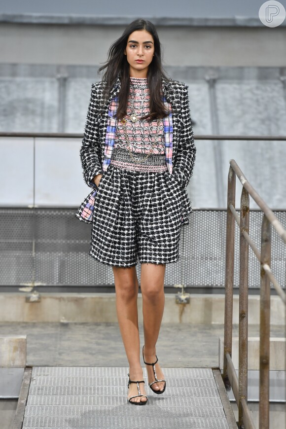 A Chanel aposta no conjuntinho de tweed com bermuda, fresquinha e elegante para o verão