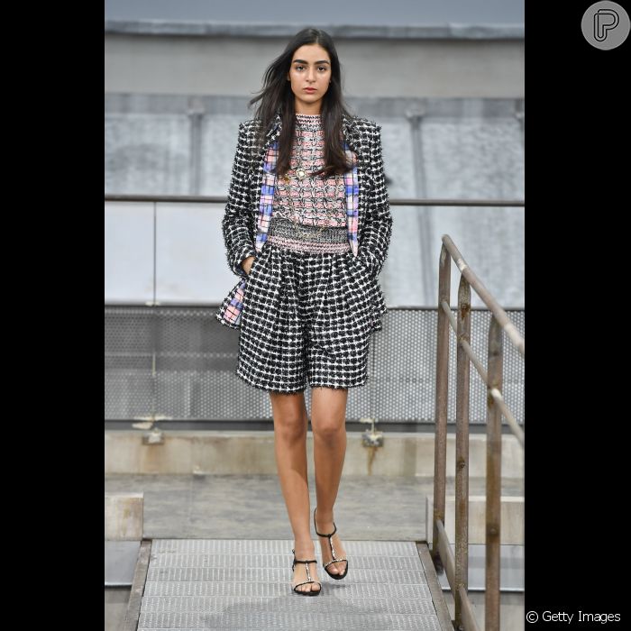 A Chanel aposta no conjuntinho de tweed com bermuda, fresquinha e elegante para o verão