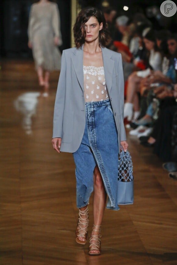 A saia midi jeans volta como tendência para o verão. Esse look é de Stella McCartney, que desfilou na Semana de Moda de Paris