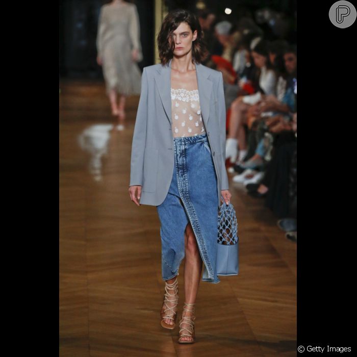 A saia midi jeans volta como tendência para o verão. Esse look é de Stella McCartney, que desfilou na Semana de Moda de Paris
