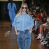 O jeans aparece despojado no verão, combinando com peças mais luxuosas, como a blusa de alfaiataria. Esse look é de Stella McCartney