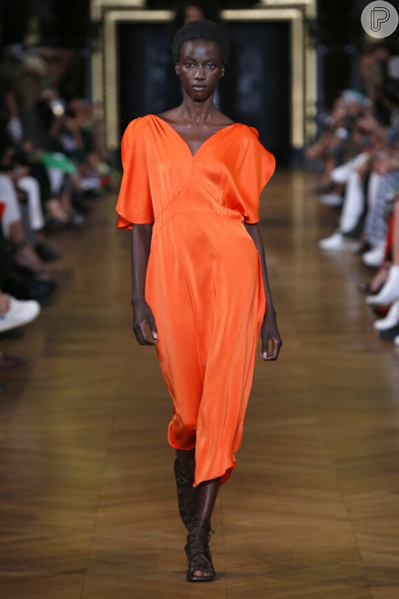O laranja bem aceso e vibrante foi um dos destaques das passarelas de Paris. A grife Stella McCartney apostou nos vestidos longos de tecidos fluidos
