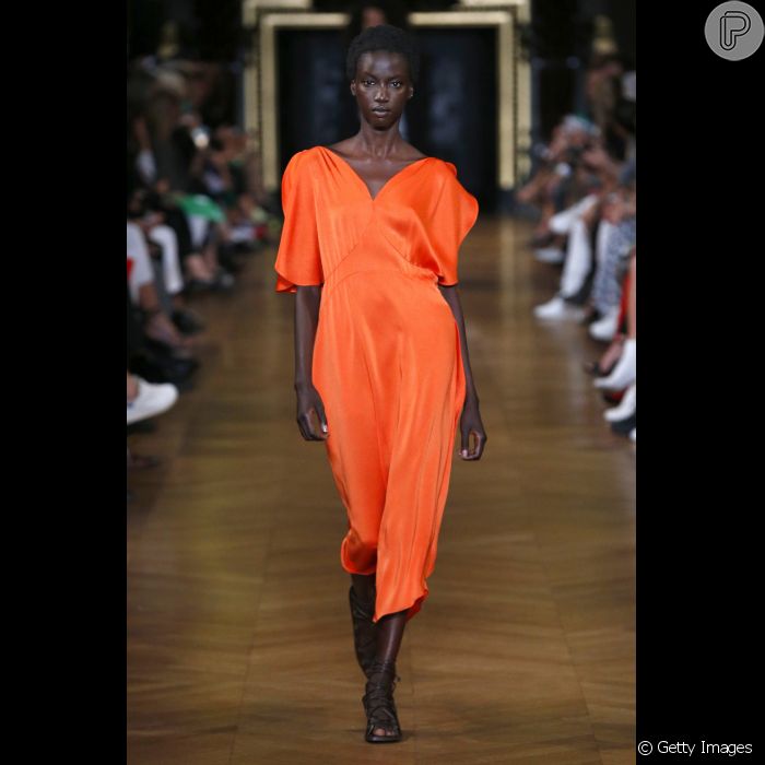 O laranja bem aceso e vibrante foi um dos destaques das passarelas de Paris. A grife Stella McCartney apostou nos vestidos longos de tecidos fluidos