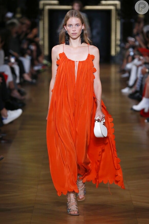 Um dos destaques da Semana de Moda de Paris para o verão 2020 foram os vestidos de festa em tons de laranja, como os de Stella McCartney