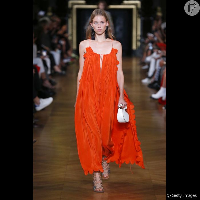 Um dos destaques da Semana de Moda de Paris para o verão 2020 foram os vestidos de festa em tons de laranja, como os de Stella McCartney