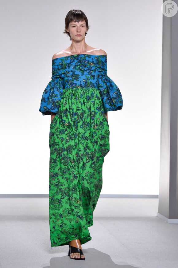 A estampa floral minimalista de Givenchy apareceu em vestidos fluidos e com mangas bufantes