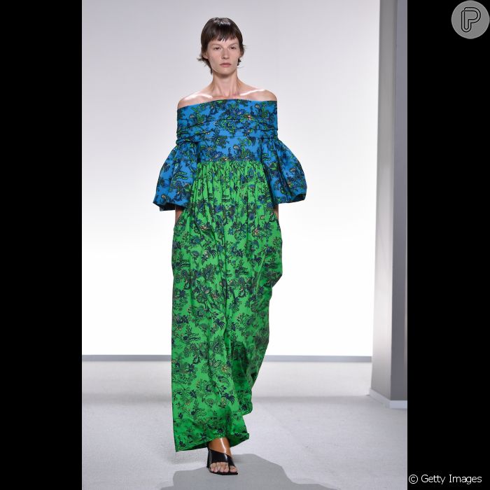 A estampa floral minimalista de Givenchy apareceu em vestidos fluidos e com mangas bufantes