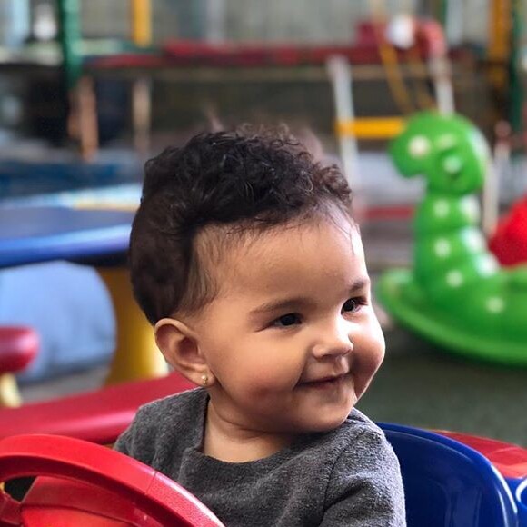 Filha de Erick Jacquin, Elise passeou no parque com a mãe e o irmão, Antoine