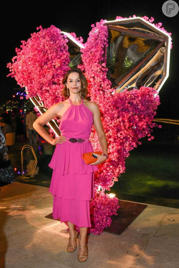 Vestido rosa: Bianca Rinaldi apostou no tom para homenagear o mês de prevenção ao câncer de mama