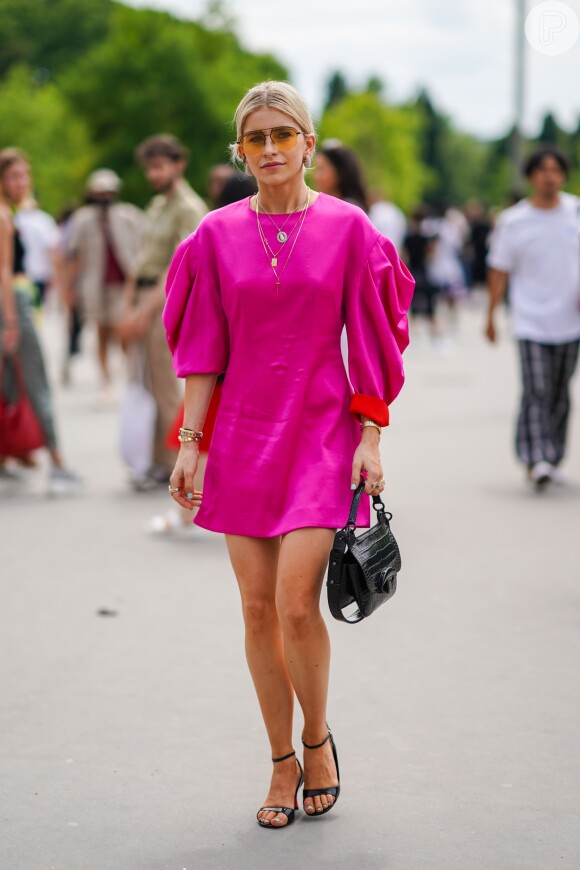 Vestido rosa: aposte em modelos curtos com mangas bufantes para o verão 2020