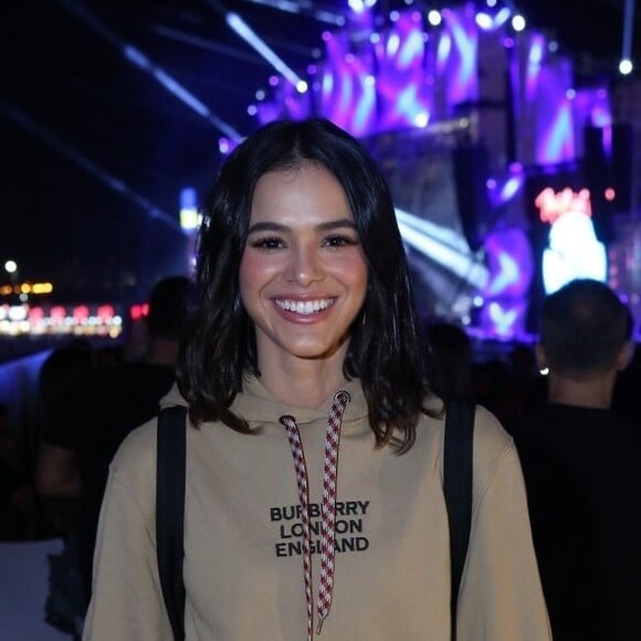 Bruna Marquezine se definiu solteira após ser filmada beijando o pescoço de Gian Luca Ewbank no Rock in Rio