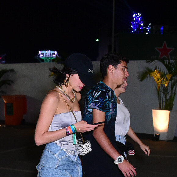 Bruna Marquezine acompanhou as notícias no seu smartphone ao deixar o Rock in Rio na madrugada deste domingo, 5 de outubro de 2019