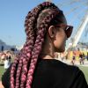 Trança colorida: rosa é tendência para o verão e funciona muito bem na boxer braids para festas