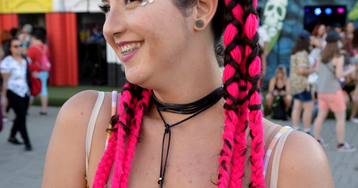 Penteados coloridos: rabo de cavalo com tranças também é uma opção para  quem quer incluir cor no penteado para festa - Purepeople
