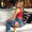 Moda jeans: a cantora Luísa Sonza apostou em modelo de calça com recortes na coxa para um visual mais fashionista