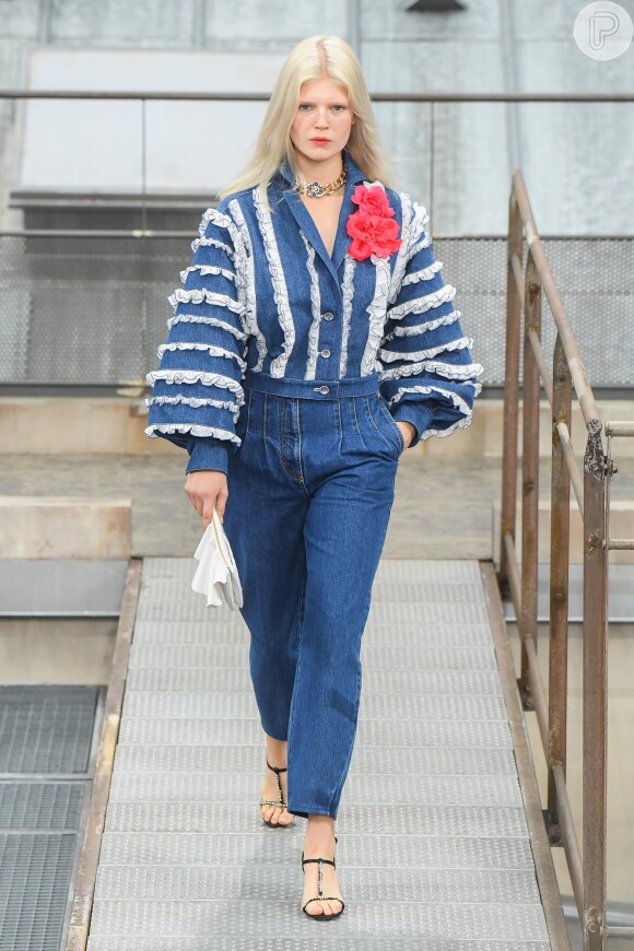Esse macacão jeans da Chanel com babados e mangas bufantes prova como a peça pode ter muito estilo e fugir do básico