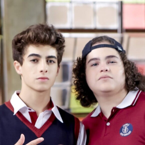 Eric (Lucas Burgatti) e Hugo (Henry Fiuka) perseguem novos alunos na novela 'As Aventuras de Poliana'