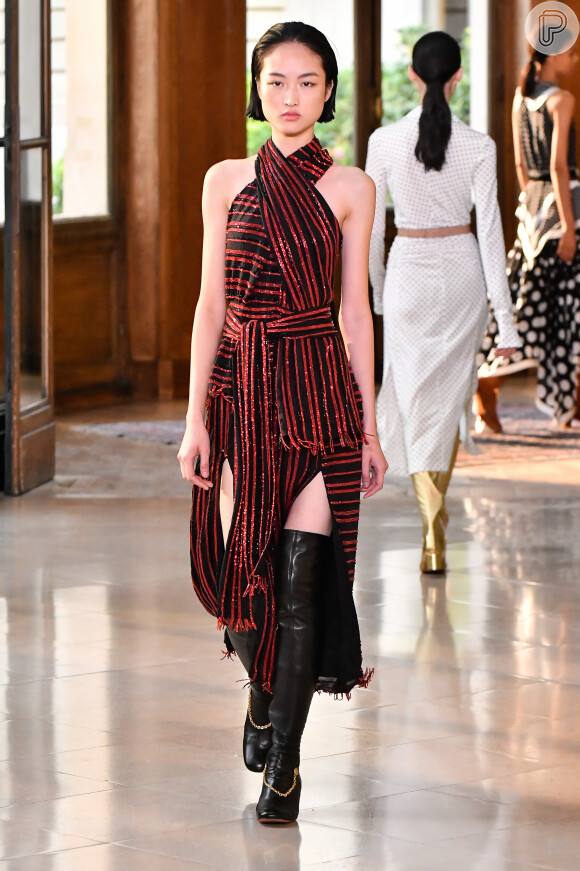 A francesa Altuzarra, do estilista Joseph Altuzarra, desfilou botas over the knee ao apresentar sua coleção Primavera e Verão 2020 na semana de moda de Paris, em setembro de 2019