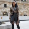 A estilosa Sami Miro - também conhecida por ter sido namorada de Zac Efron - e sua bota over the knee foram destaque no street style da semana de moda de Nova York, em fevereiro de 2019