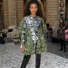 Tina Kunakey mostrou que o comprimento da bota não precisa ter limite no show de L'Oreal Paris durante a Semana de Moda de Paris, em setembro de 2019