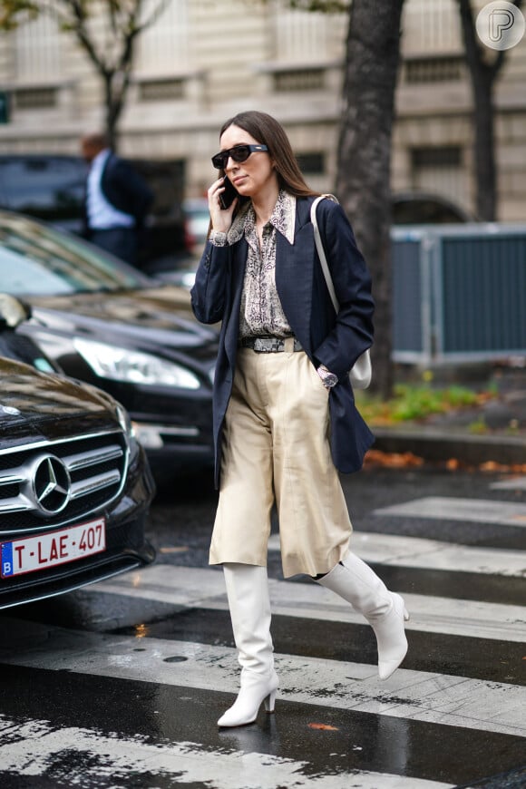 No street style da grife Miu Miu, durante a Paris Fashion Week, em outubro de 2019, a convidada combinou a bota over the knee branca com a calça pantacourt