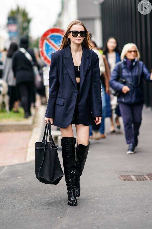 Botas acima dos joelhos, com pernas e um pouco da barriga de fora no street style do desfile da Gucci durante a Semana de Moda de Milão Primavera / Verão 2020