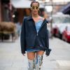 Avishag Naga combinou sleep dress e bota over the knee na cor prata durante a semana de moda de Nova York, em setembro de 2019