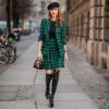Alexandra Lapp ornou a bota over the knee, de Christian Louboutin, com look xadrez e saia plissada durante a Berlin Fashion Week em janeiro de 2019
